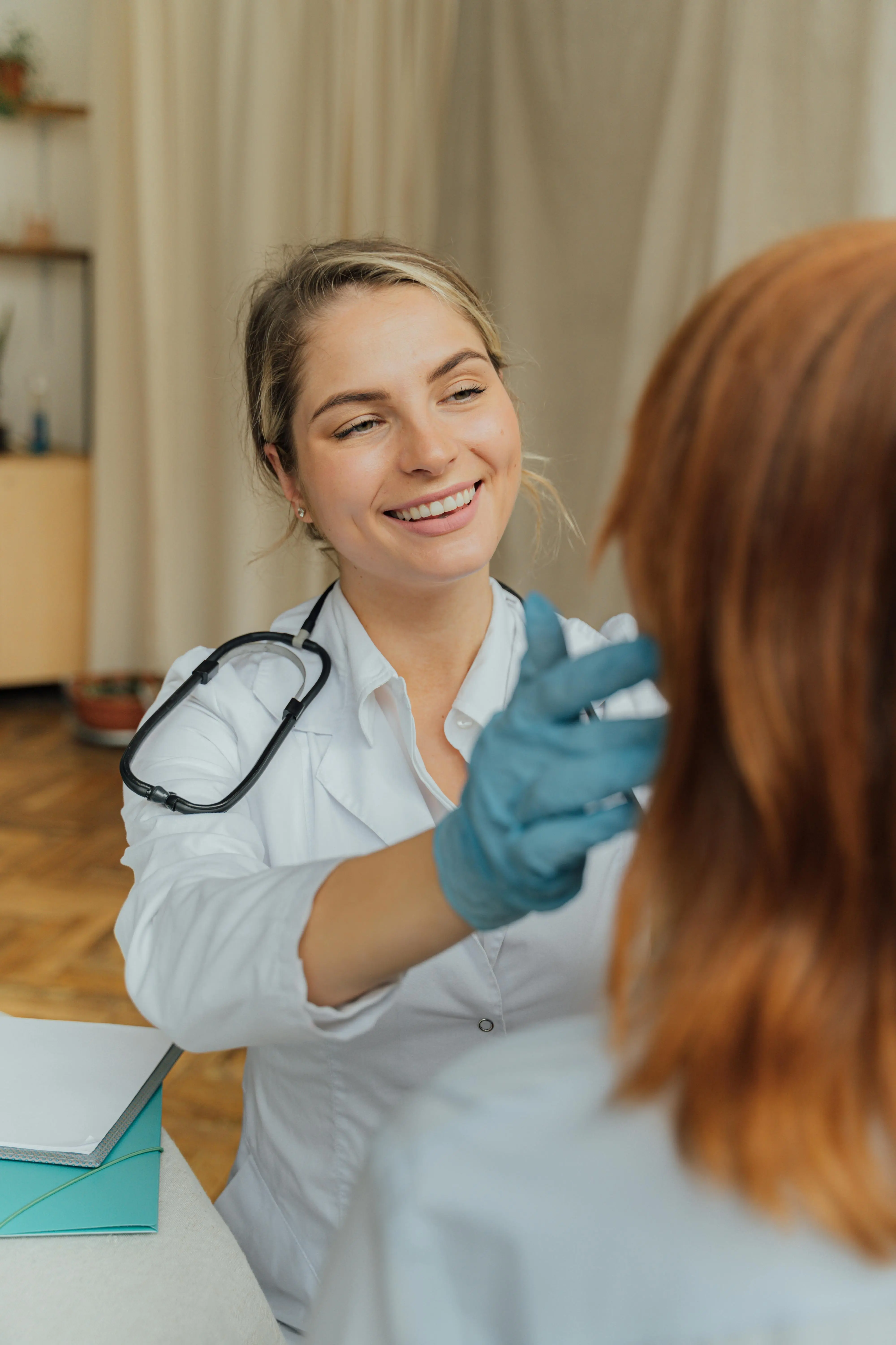 Una pareja hablando con el profesional de la salud